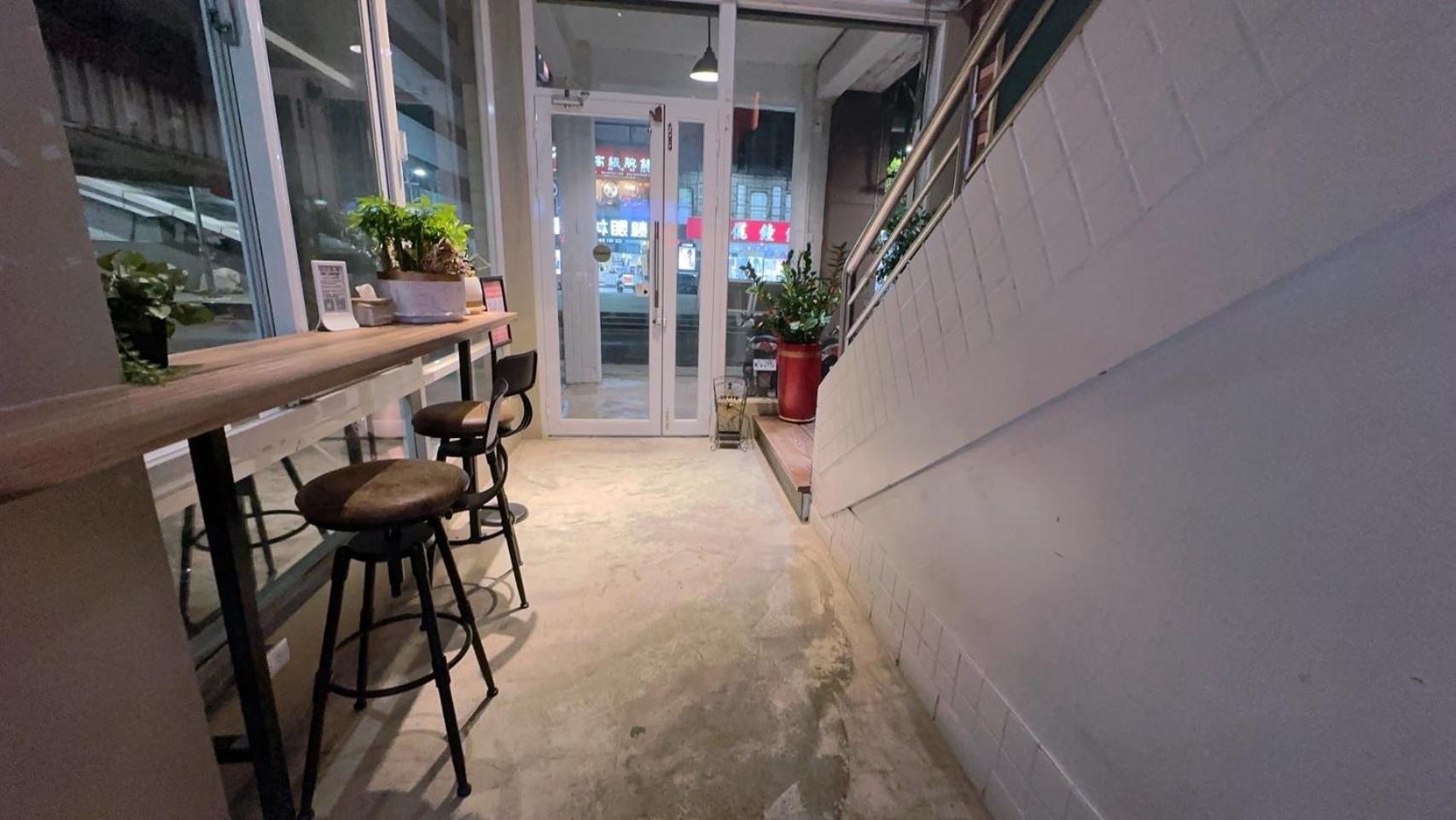 Like Hostel & Bar Lounge Каосюн Екстериор снимка